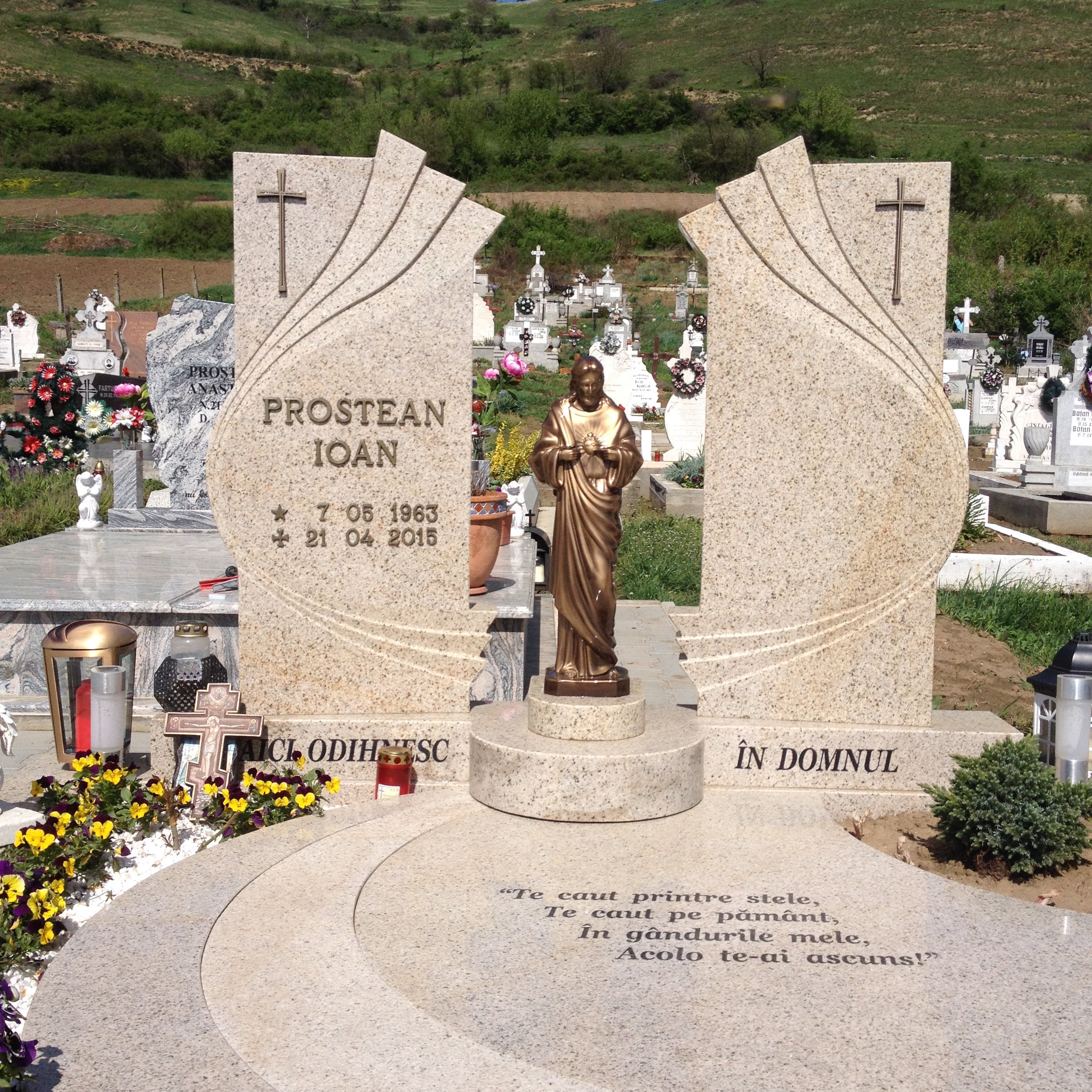 Monumente funerare din granit 2 Monument funerar